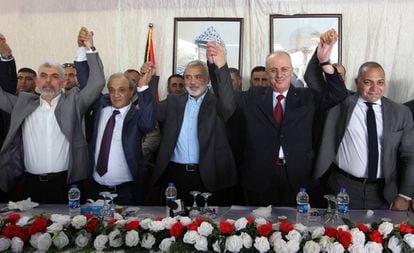 El primer ministro de Palestina, Rami Hamdallah (c) rodeado de los líderes de Hamás en Gaza y del mediador egipcio, este lunes.