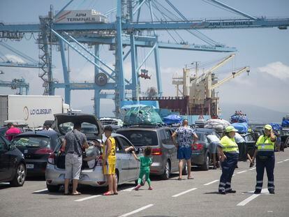 Colas de vehículos en el Puerto de Algeciras para embarcar hacia Tánger