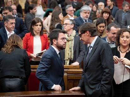 El presidente de la Generalitat, Pere Aragonès, y el líder del PSC, Salvador Illa, el día 26 en un pleno del Parlament.