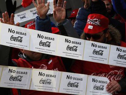 Los trabajadores de Coca-Cola protestan por los despidos.