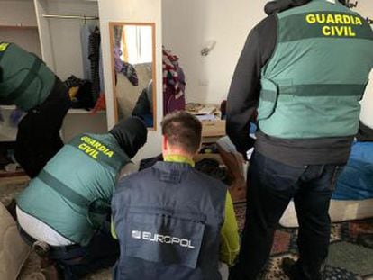 La Guardia Civil ha arrestado al hombre, acusado de los delitos de enaltecimiento y adoctrinamiento terroristas