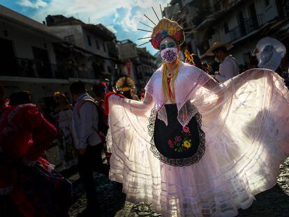 Una joven mexicana, vestida como La Catrina, se presenta durante las celebraciones del Día de Muertos el 29 de octubre de 2021 en Taxco de Alarcón (México).