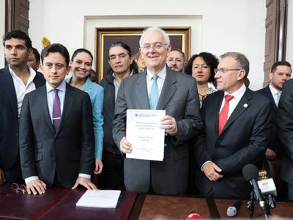 El ministro de Hacienda, José Antonio Ocampo, presenta el proyecto de Reforma Tributaria, en Bogotá, el 8 de agosto de 2022.