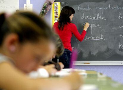 El 56% de los alumnos de cuarto de primaria escribe con claridad un texto en catalán, y el 61% en castellano.