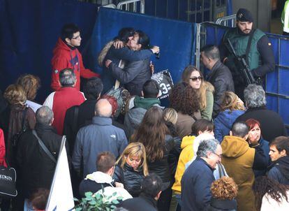 Els creueristes s'abracen als seus familiars en arribar al port de Barcelona.