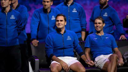 Federer y Nadal, cogidos de la mano después del último partido del suizo, el viernes en Londres.