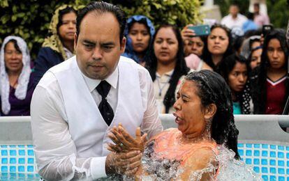 Un bautizo durante la celebración de la Santa Cena, la fiesta más importante de la Iglesia.