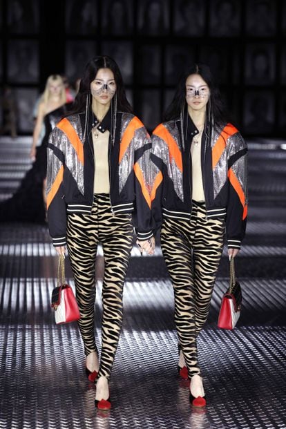 En el desfile de Gucci con el que Alessandro Michele nos presentaba sus propuestas para esta primavera a pares, los zapatos de salón también se colaron entre sus propuestas, en este caso, en formato bicolor.