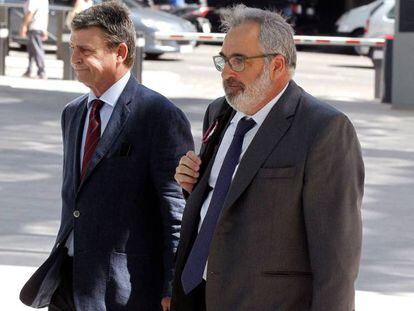 El empresario Vicente Cotino, a la derecha, a su llegada este martes a la Audiencia Nacional.