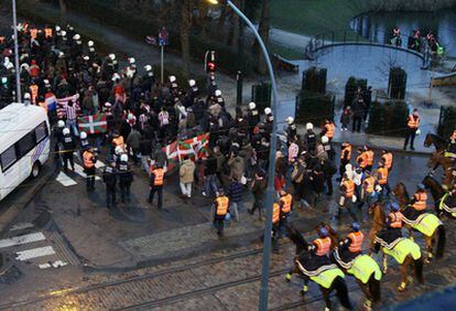 Un nutrido grupo de policías belgas custodian a los hinchas del Athletic poco antes del encuentro frente al Anderlecht.