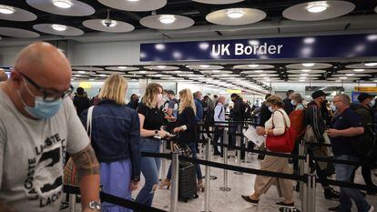 Colas de acceso al control de fronteras en el aeropuerto londinense de Heathrow.