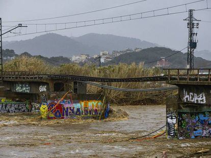 El puente sobre el que discurría la vía del tren tras ser arrasado por el río Tordera a su paso por Malgrat.