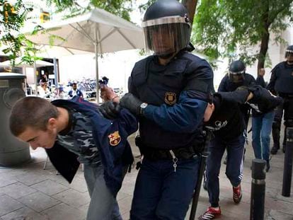 Jóvenes detenidos tras la celebración de una manifestación de estudiantes en Barcelona.