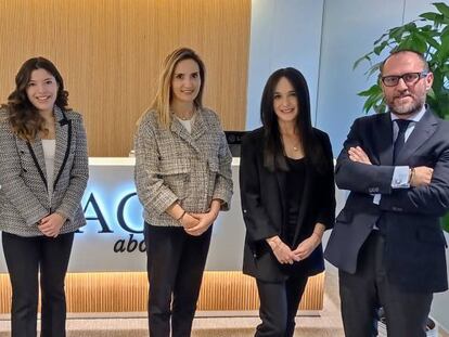 De izquierda a derecha: Ignacio Ruiz, Anay Vega, Cristina Moratalla, Andrea Gonzalo y Gregorio Riber (socio director de la oficina de AGM Abogados Madrid)