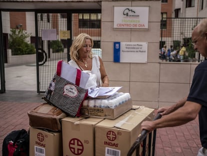 La hermana y el cuñado de Pilar Larena, Concha y Víctor García, recogen este miércoles las pertenencias de esta en la residencia Los Nogales Hortaleza, en Madrid capital.