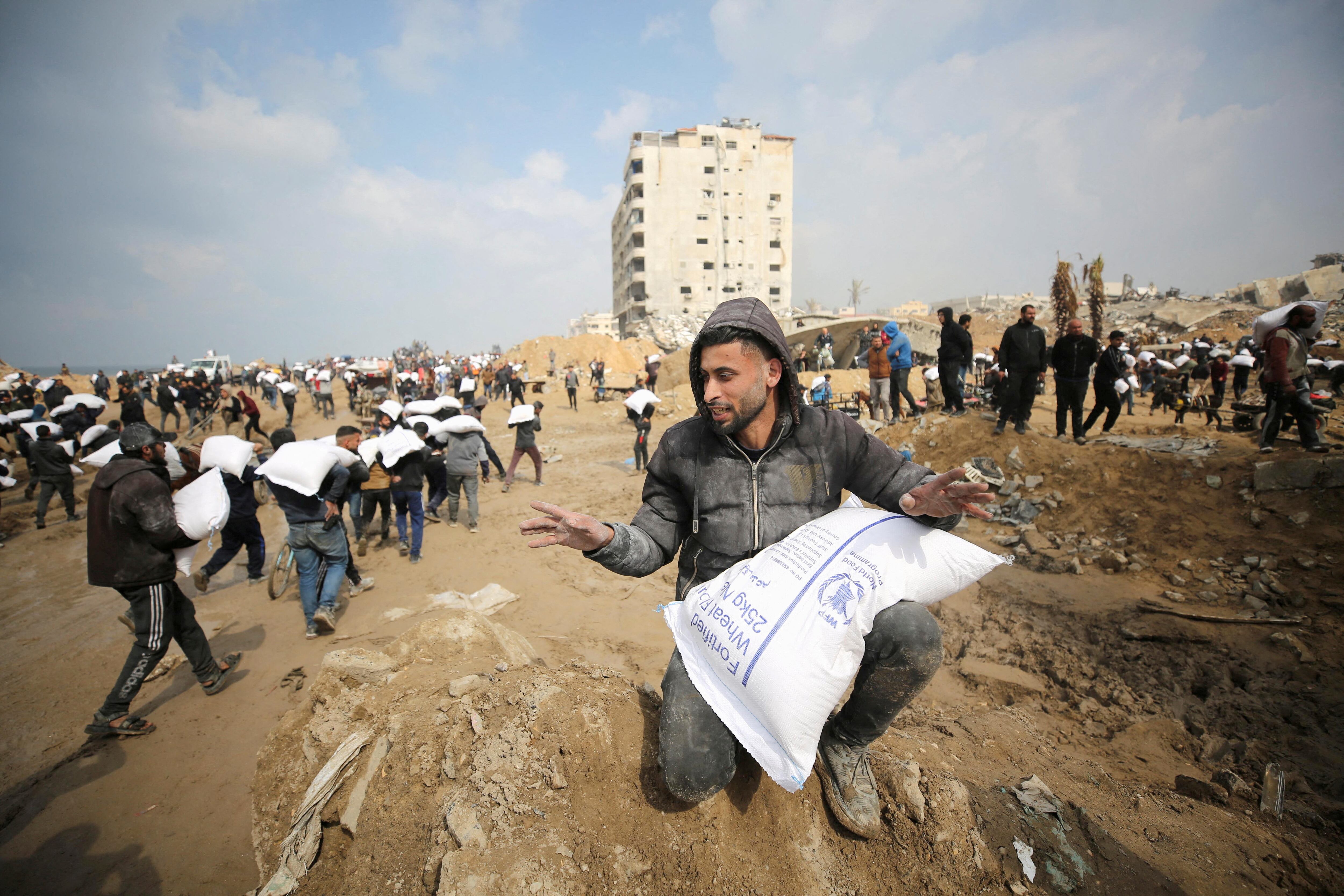 Un palestino con un saco de harina repartido este lunes en la ciudad de Gaza.