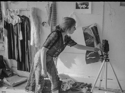 Francesca Woodman, en una fotografía (1975-1978) de George Lange.