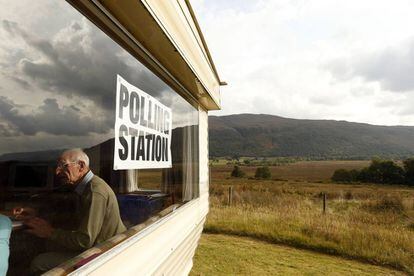 Mesa de votación en una caravana en las tierras altas escocesas.