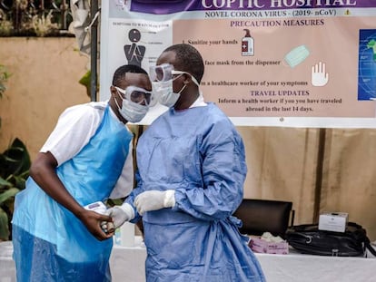 Personal sanitario a las puertas del hospital de Coptic, en Nairobi (Kenia).