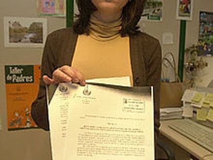 Elena Ramallo muestra el decreto de su destitución.