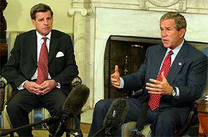 El administrador de EE UU en Irak, Paul Bremer, a la izquierda, y George W. Bush, ayer en  Washington.