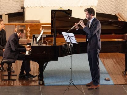 El pianista Dénes Várjon y el oboísta español Vicent Montalt interpretan las 'Romanzas op. 94' de Schumann en la iglesia de Svolvær el pasado viernes.