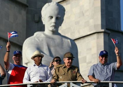 El presidente de Cuba, Raúl Castro (segundo por la derecha), lidera el desfile por el Día Internacional de los Trabajadores acompañado por su homólogo de Seychelles, Danny Faure (segundo por la izquierda), el primer vicepresidente cubano, Miguel Díaz-Canel (izquierda) y el secretario de la Central de Trabajadores de Cuba (CTC), Ulises Guilarte (derecha).