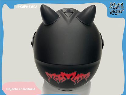 El casco de la canción 'Motomami' de la cantante Rosalía, uno de los objetos de la subasta solidaria del jueves 5 de enero en Barcelona
