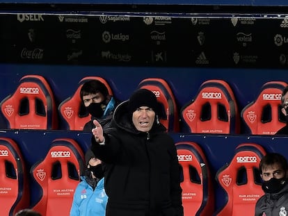 Zinedine Zidane, durante el partido contra Osasuna en El Sadar.