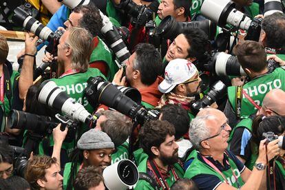 Fotógrafos se empujan antes del inicio del partido.
