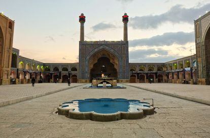 La Mezquita de Jameh, en Isfahán, declarada patrimonio mundial desde 2012, aglutina en sus más de 20.000 metros cuadrados una evolución arquitectónica de más de doce siglos. Este templo, el más antiguo conservado en Irán en su tipo, fue el primero que adaptó el patio cuadrangular de los palacios sasánidas a la arquitectura religiosa islámica.