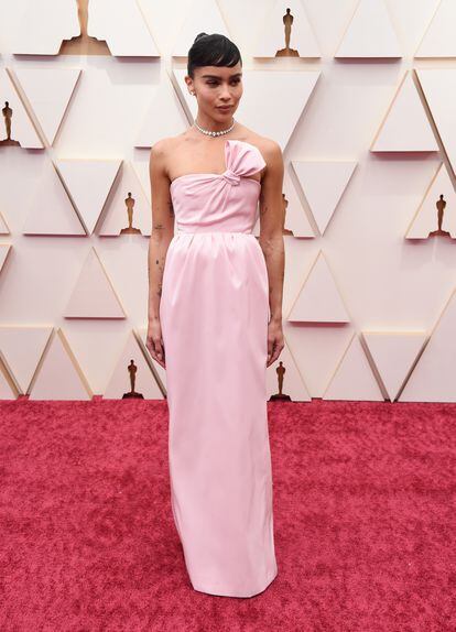 Emulando el glamur del Hollywood dorado, Zoe Kravitz en la edición de 2022, con vestido rosa de Saint Laurent.