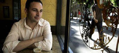 Santiago Abascal, tomándose un café en Vitoria.