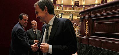 El presidente del Gobierno, José Luis Rodríguez Zapatero, sonríe al paso del diputado de Coalición Canaria, José Luis Perestelo, y del diputado socialista de Canarías Justo José Segura Clavel durante el debate sobre los Propuestos del 2011.
