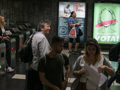 Campana de &Ograve;mnium en el metro de Barcelona a favor del refer&eacute;ndum. 