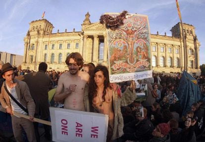 Varias personas se han manifestado desnudas frente al Reichstag, en Berlín, para protestar contra los bancos y la clase política.