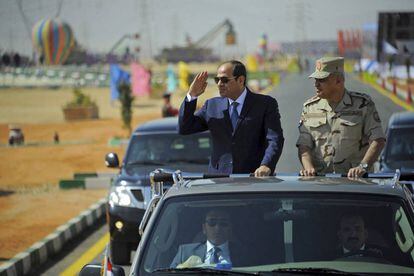El mariscal Al Sisi, de civil, pasa revista a sus tropas en la ciudad de Suez.