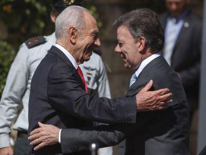 El presidente de Colombia, Juan Manuel Santos (dcha), y su hom&oacute;logo israel&iacute;, Simon Peres (izda), se re&uacute;nen en la residencia presidencial en Jerusal&eacute;n (Israel).