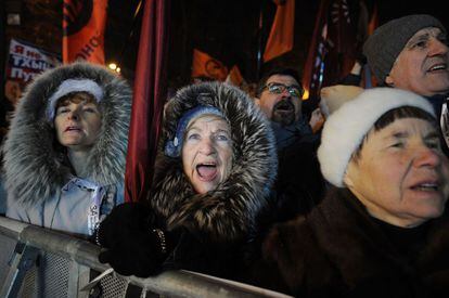 Unas mujeres lanzan consignas contra Putin durante la manifestación celebrada en la plaza Pushkinskaya, en el centro de Moscú.