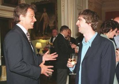 Noel Gallagher junto al entonces primer ministrio británico Tony Blair. El guitarrista de Oasis acudió en 1997 al 10 de Downing Street. El pop 'hooligan' reinaba en el Reino Unido.