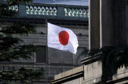 Una bandera japonesa ondea sobre el Banco de Jap&oacute;n (BOJ) en Tokio. EFE/Archivo