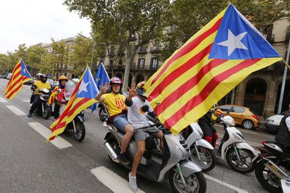 Los asistentes a la manifestación de la Via Lliure de la Meridiana de Barcelona han llenado la avenida de pancartas reivindicativas y 'estelades'. En la imagen, un grupo de motoristas por el centro de Barcelona.