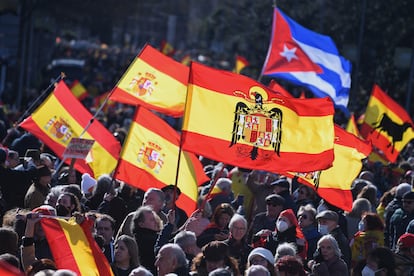 Una bandera con simbología franquista la manifestación contra el Ejecutivo de Pedro Sánchez.