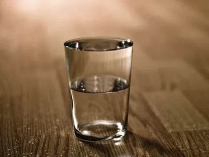 Un vaso de agua.