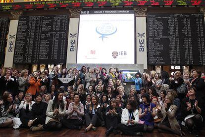 Miembros de la Organización Internacional de Mujeres Directiva se reunieron en la Bolsa de Madrid en febrero e hicieron un toque de campana simbólico.