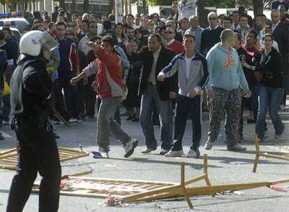 Vecinos que esperaban en la Audiencia Provincial de Huelva han derribado las vallas del cordón policial.