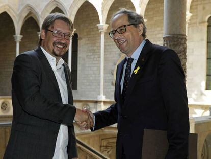 El president Quim Torra i el líder dels comuns, Xavier Domènech, aquest migdia a la Generalitat.