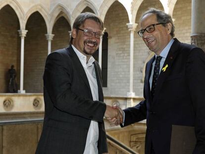 El president Quim Torra i el líder dels comuns, Xavier Domènech, aquest migdia a la Generalitat.