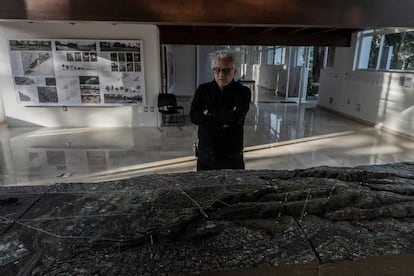 Orozco observa una maqueta de la exposición.