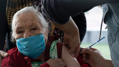 Vacunación de adultos mayores en Ciudad de México en abril.